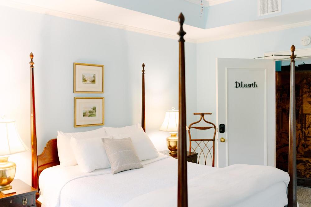 Queen Room with Balcony interior
