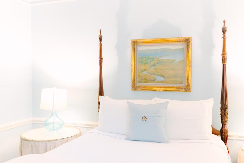 Deluxe Queen Room interior