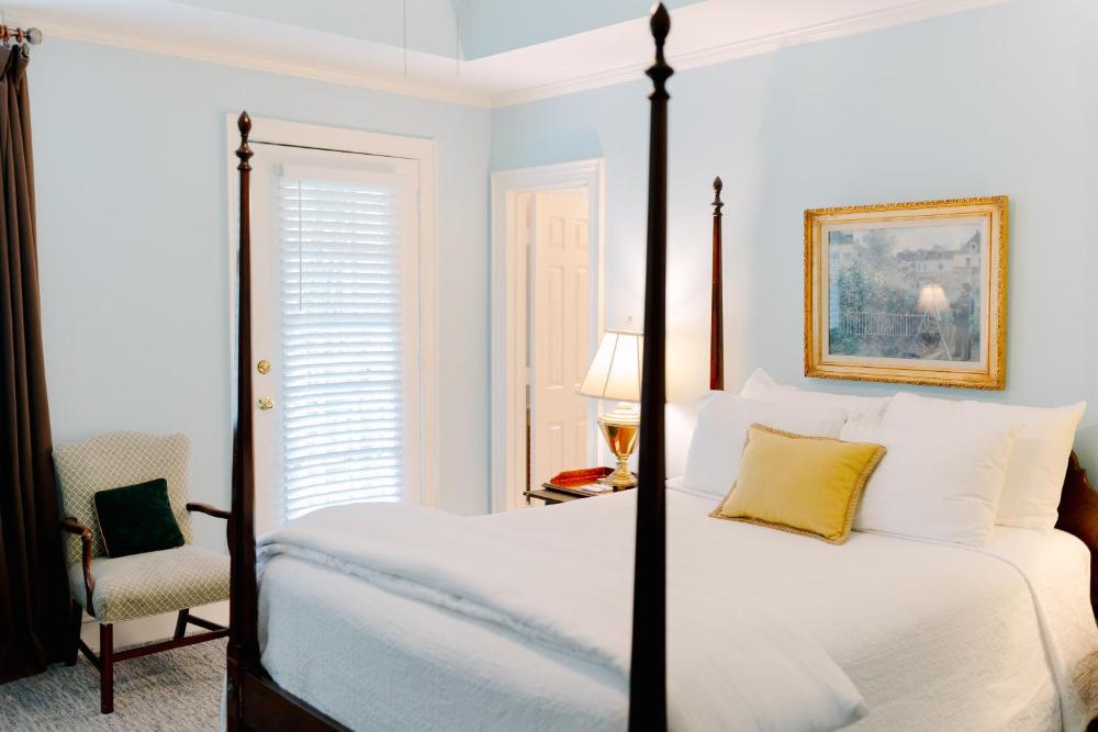 Queen Room with Balcony interior