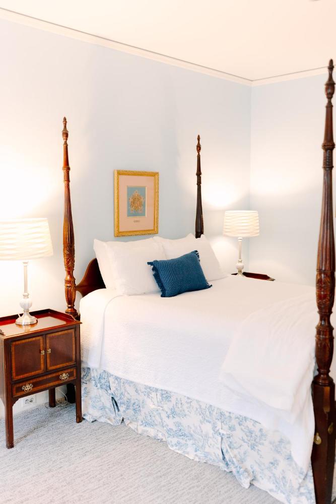 Queen Room interior